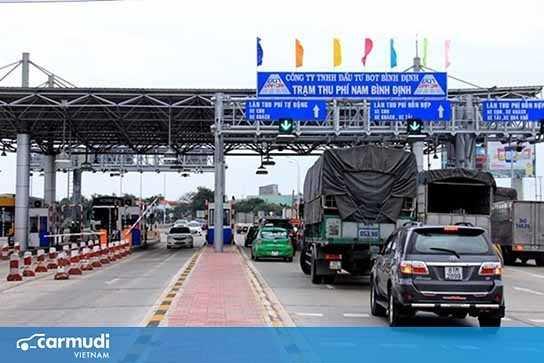 Dán thẻ thu phí tự động không dừng trên ô tô thế nào