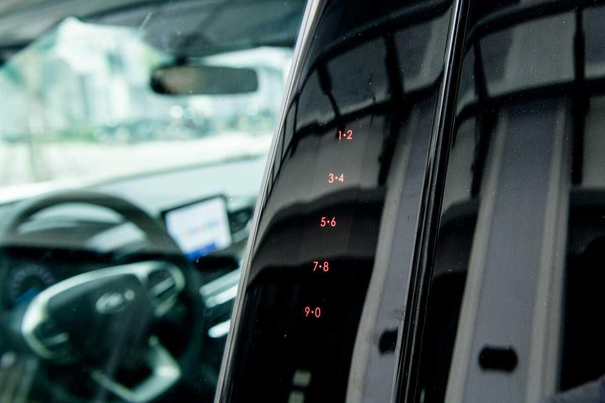 tính năng khóa/mở cửa bằng mật mã cảm ứng trên cửa kính lái.