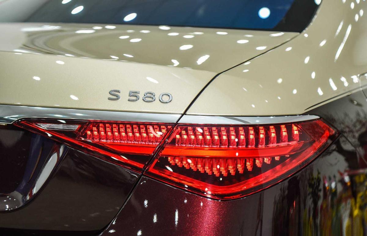 Đ&egrave;n xe của Mercedes-Maybach S 580 