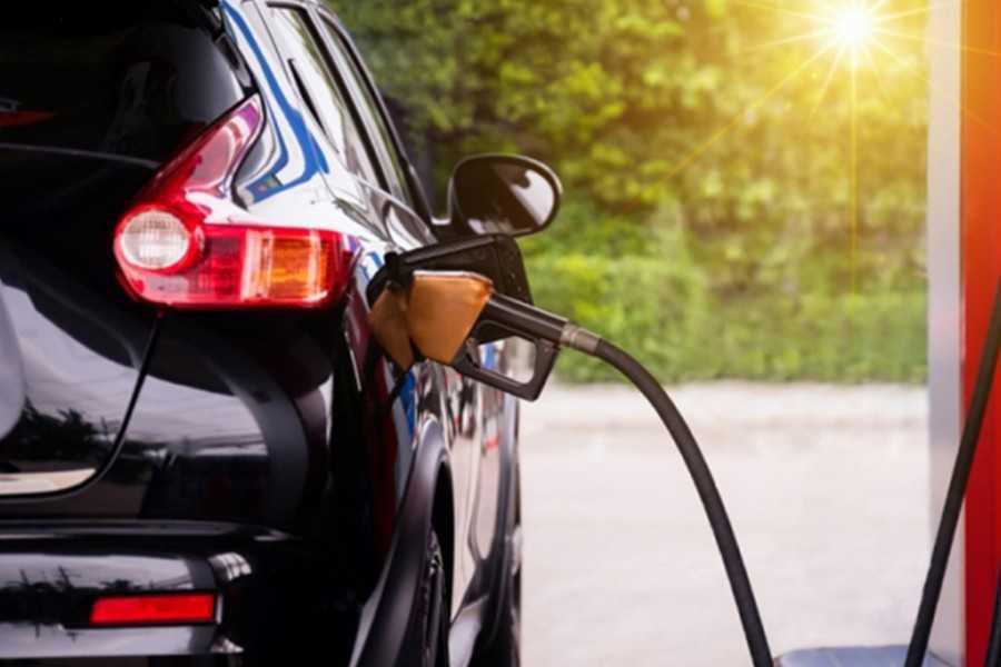 Gi&aacute; xăng tăng ch&oacute;ng mặt, kh&aacute;ch quan t&acirc;m nhiều đến những xe tiết kiệm nhi&ecirc;n liệu