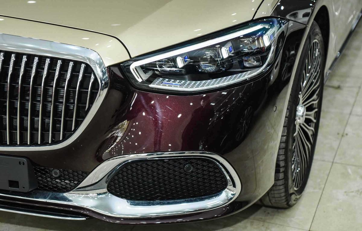 Đ&egrave;n tr&ecirc;n xe sang Mercedes-Maybach S 580 