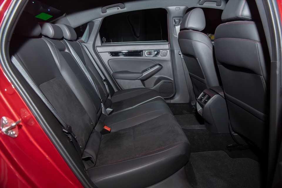 Chọn Toyota Altis 1.8HEV hay Honda Civic RS-5