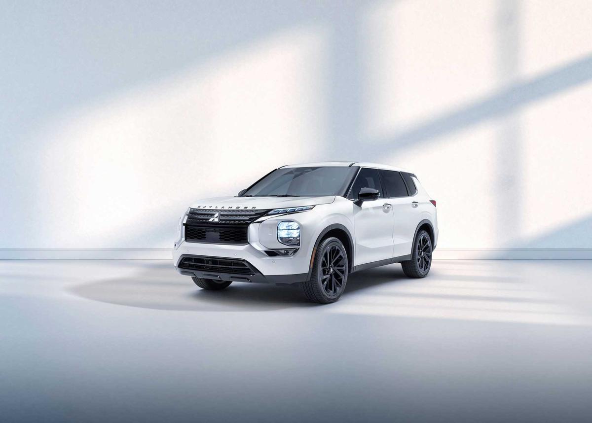 Mitsubishi Outlander Black Edition 2022 ra mắt, gi&aacute; từ 29.995 USD