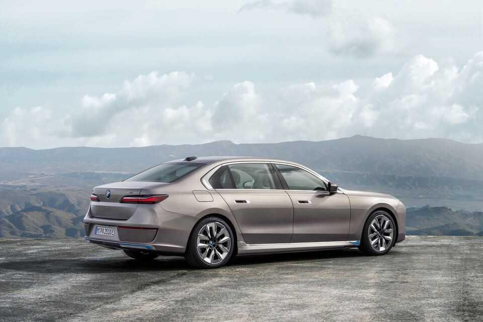Ra mắt xe điện BMW i7, hoạt động tối đa 625 km-2