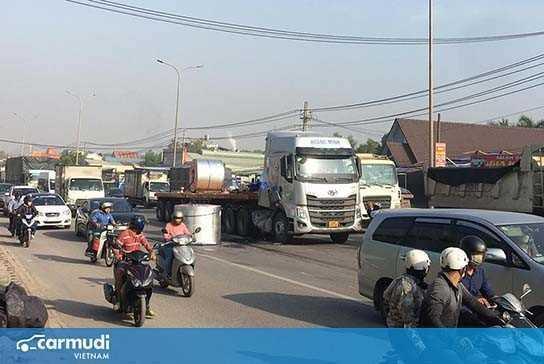 Ô tô chở cuộn thép bị rơi có thể bị phạt đến 12 triệu đồng và tước bằng lái