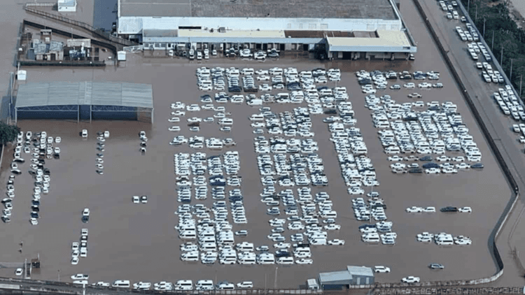 Mưa lũ kéo dài ở Nam Phi, hàng trăm xe Toyota mới bị ngập nước