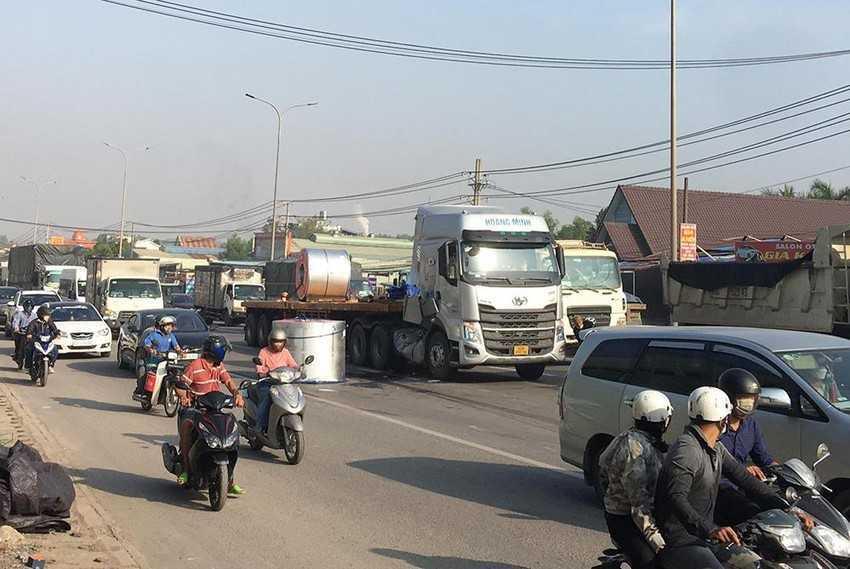 Ô tô chở cuộn thép bị rơi có thể bị phạt đến 12 triệu đồng và tước bằng lái