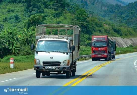 Choáng với những pha bẻ lái trong gang tấc từ cánh tài xế