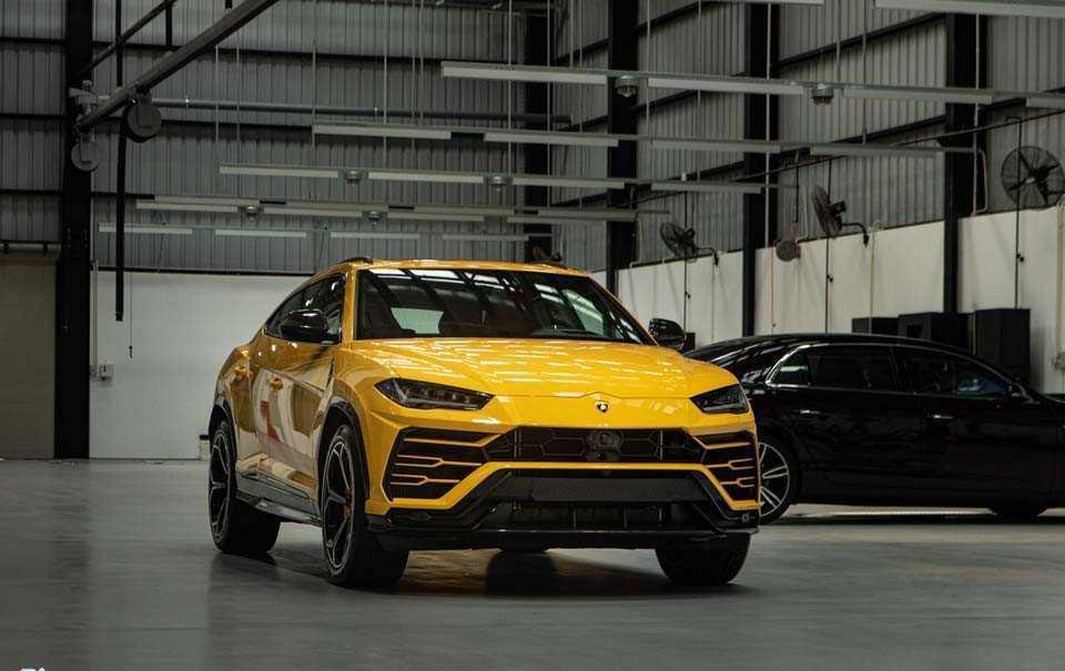 Lamborghini Urus (305 km/h)