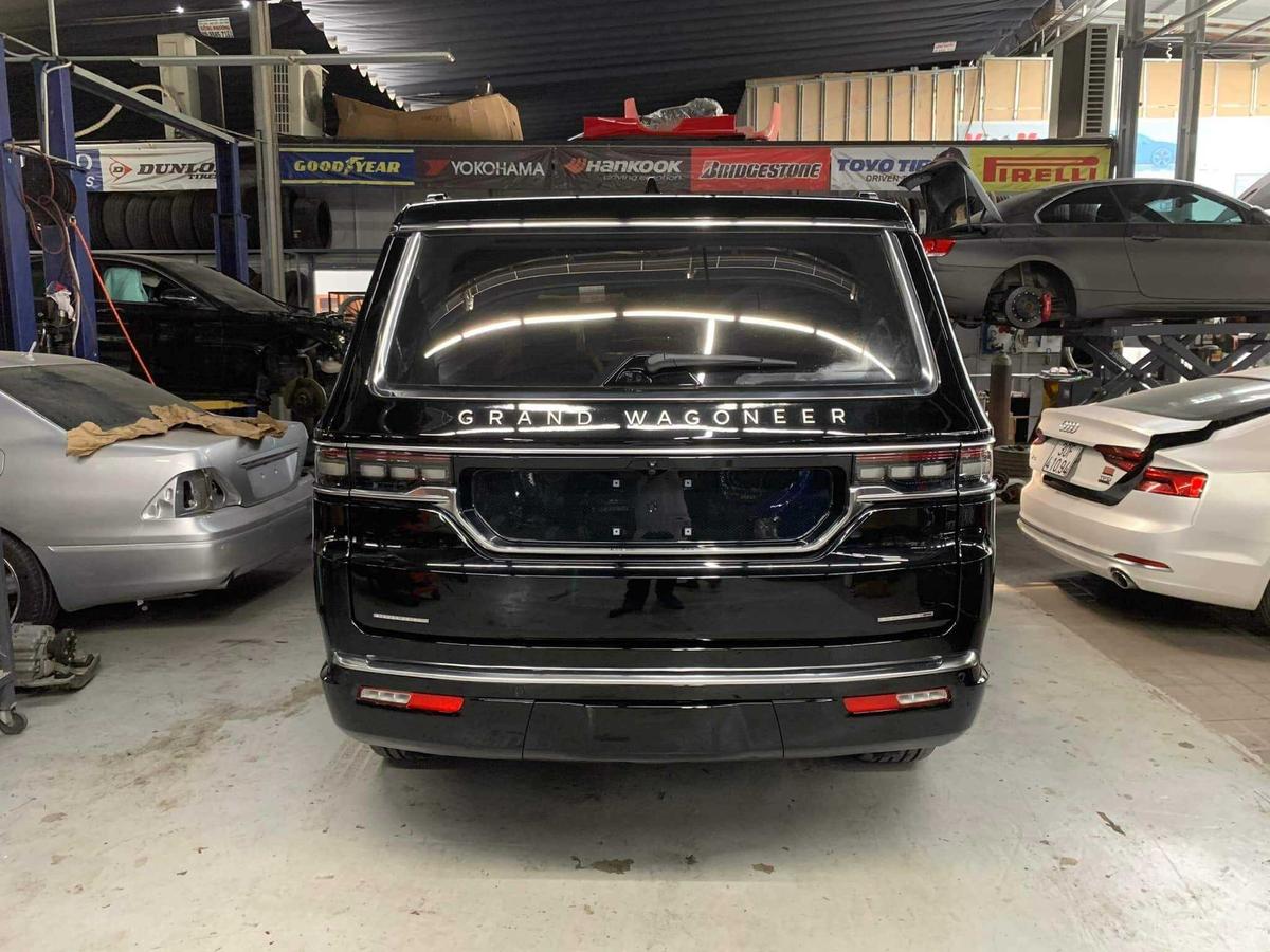 Jeep Grand Wagoneer 2022-3