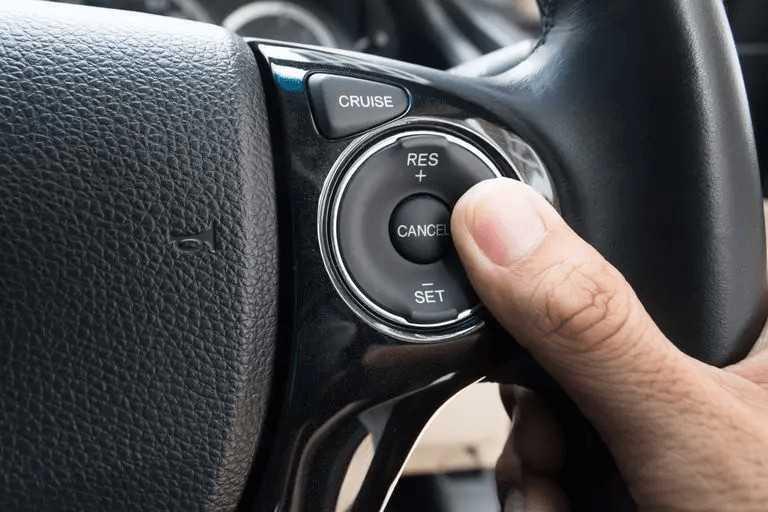 Bộ phím bấm Cruise Control tích hợp trên vô-lăng