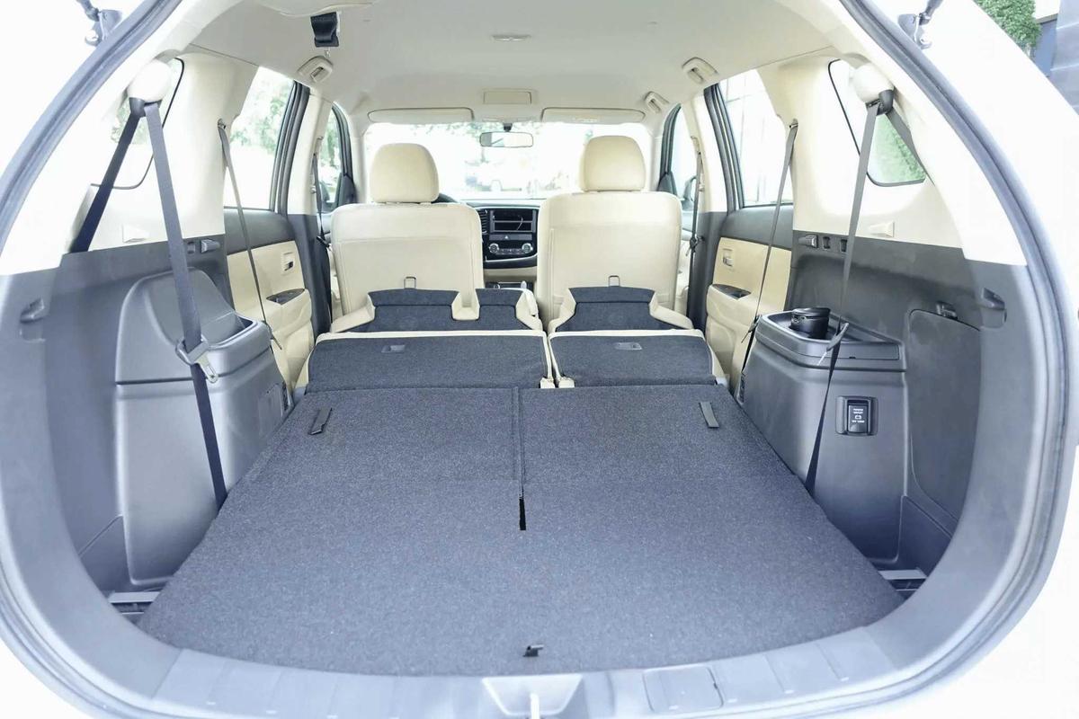 Hai hàng ghế sau trên Mitsubishi Outlander gập thành sàn phẳng