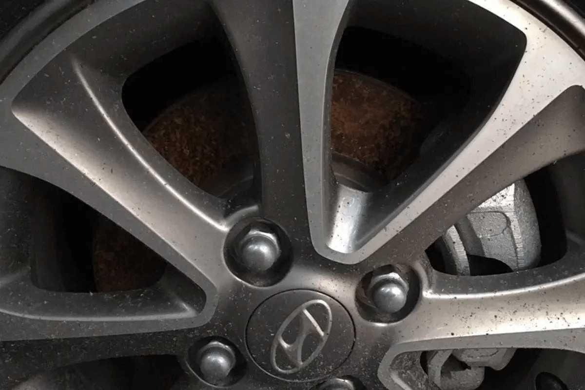 Đĩa phanh bị gỉ bề mặt khiến nhiều người nghĩ đến hãng xe làm ra sản phẩm kém chất lượng.