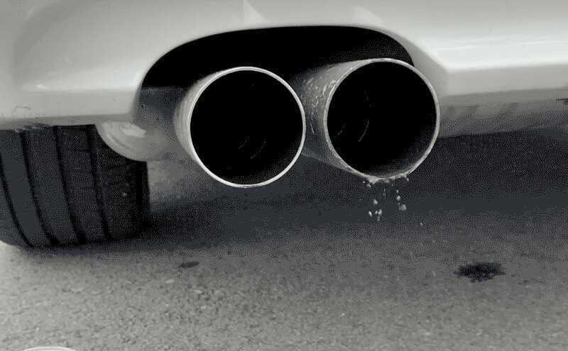 Nước bắn từ phía ống xả đuôi xe khiến nhiều người lo lắng