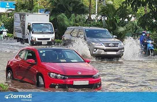 Xe ô tô đi vào vùng ngập nước, xử lý thế nào