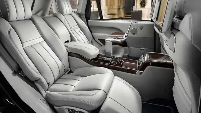 Trên dòng xe cao cấp, ghế hàng sau có thiết kế cho một người ngồi, có thể ngả lưng, chỉnh đệm đỡ khoeo chân và giải trí.