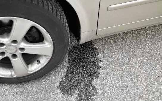 Nước chảy dưới gầm xe số lượng nhiều dễ khiến tài xế mới hốt hoảng