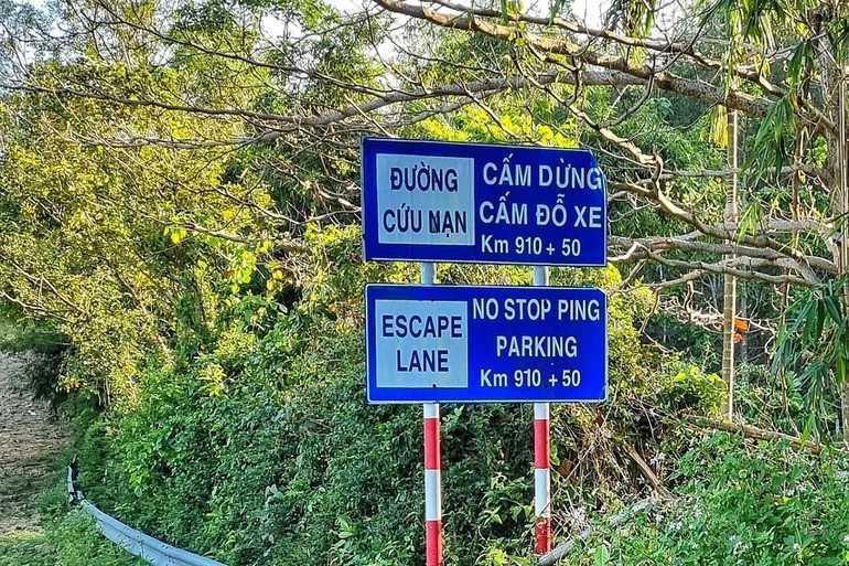 Dừng đỗ xe để nghỉ ngơi, chụp ảnh ở đường cứu nạn bị phạt bao nhiêu-1