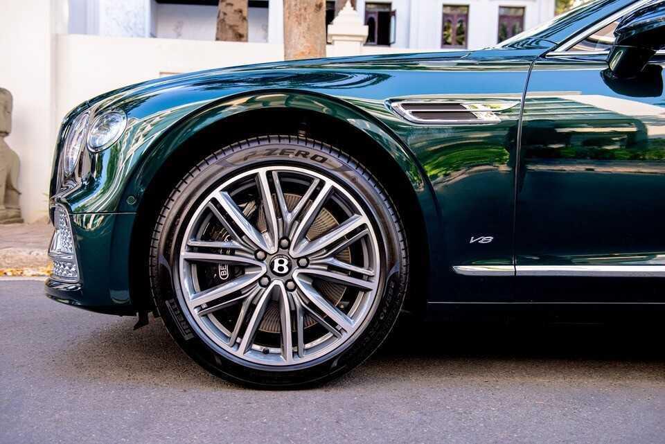 Bentley Flying Spur V8 màu sơn đặc biệt xuất hiện tại Việt Nam-4
