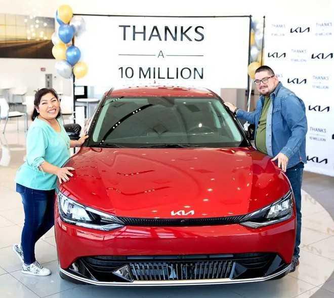 KIA b&aacute;n chiếc xe thứ 10 triệu tại Mỹ-1