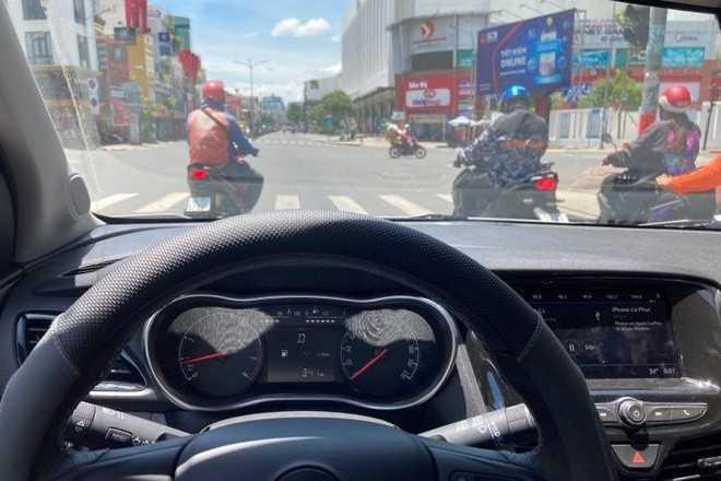 Kĩ năng l&aacute;i xe qua ng&atilde; tư an to&agrave;n-1