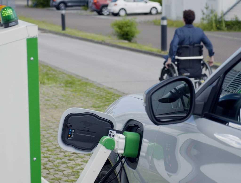 H&atilde;ng Ford ph&aacute;t triển trạm sạc robot tự cắm điện-1