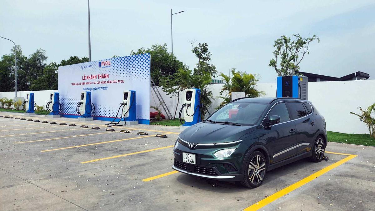 Trạm sạc xe điện VinFast đầu tiên tại cửa hàng xăng dầu PVOIL chính thức hoạt động-1