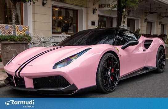 Ferrari 488 GTB ngoại thất màu hồng xuất hiện tại TP.HCM