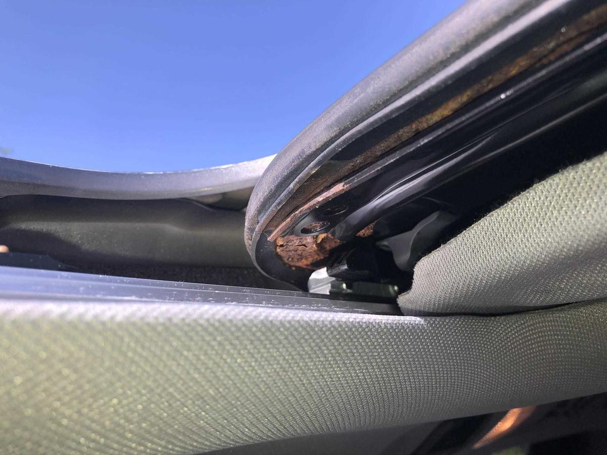 Những l&yacute; do cửa sổ trời kh&ocirc;ng được y&ecirc;u th&iacute;ch-4