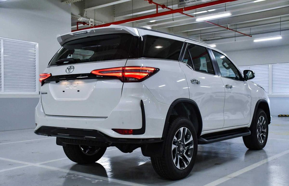 SUV 7 chỗ giá tầm 1 tỷ đồng, chọn Isuzu mu-X hay Toyota Fortuner-8