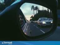 Ngồi múa ở cửa sổ ô tô, cô gái bất ngờ rơi xuống đường