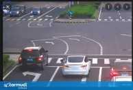 Bé gái rơi khỏi ô tô, mẹ không hay biết vẫn lái xe đi tiếp