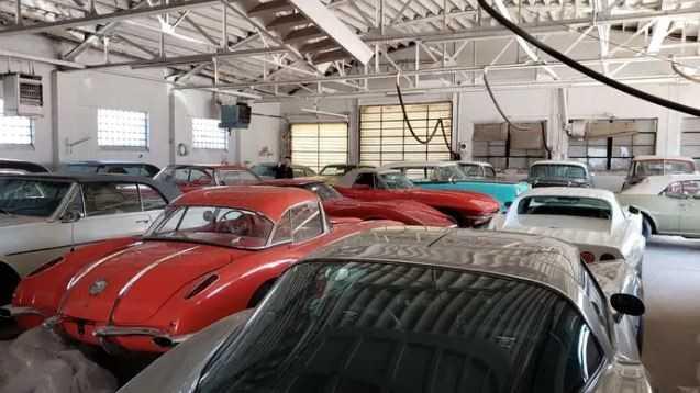 Chiêm ngưỡng bộ sưu tập 140 chiếc ô tô cổ được cất giấu 30 năm-4