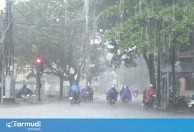 Lao như điên trên đường mưa, ô tô nhận cái kết "tự huỷ"