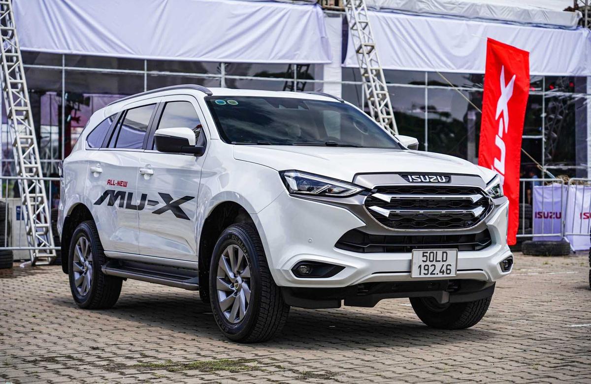 SUV 7 chỗ giá tầm 1 tỷ đồng, chọn Isuzu mu-X hay Toyota Fortuner-2