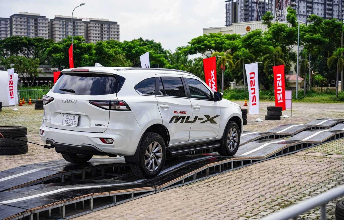 SUV 7 chỗ giá tầm 1 tỷ đồng, chọn Isuzu mu-X hay Toyota Fortuner-9