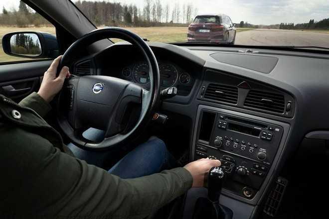 N&uacute;t bấm truyền thống dễ thao t&aacute;c hơn m&agrave;n h&igrave;nh cảm ứng tr&ecirc;n &ocirc; t&ocirc;-1