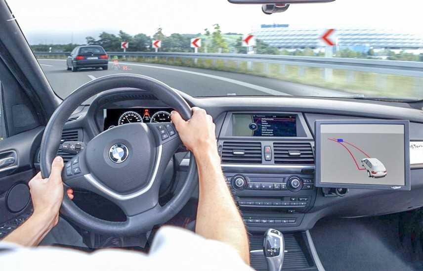 Vì sao vô-lăng ô tô lại đặt lệch một bên-1