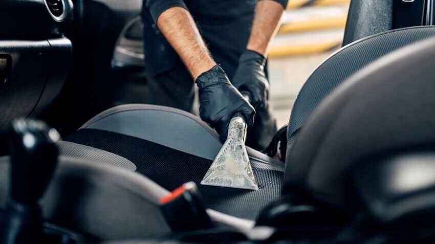 Việc không thường xuyên vệ sinh khiến xe ẩm mốc, hoen gỉ