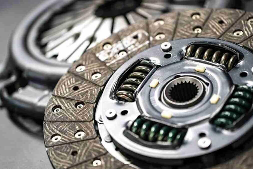 Dầu thừa trong động cơ tạo áp lực lớn, gây ra hiện tượng trượt ly hợp