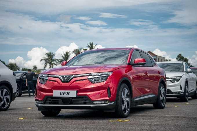 Chiếc &ocirc; t&ocirc; điện đầu ti&ecirc;n của VinFast giao đến tay kh&aacute;ch Việt-1