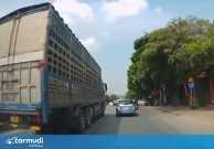 Chạy song song với xe tải, xe con bị kéo lê hàng chục met