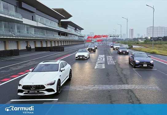 Trải nghiệm lái thử 14 dòng xe Mercedes-Benz trị giá hơn 100 tỷ đồng tại MBDF 2022