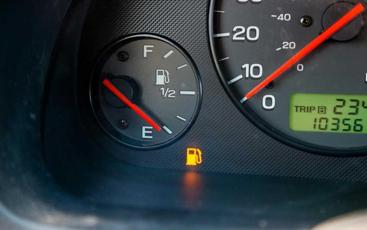 Khi đồng hồ b&aacute;o cạn xăng, &ocirc; t&ocirc; c&oacute; thể đi được bao nhi&ecirc;u km nữa-1