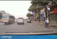 Nhầm chân phanh và chân ga khi sang đường, ôtô đâm thẳng vào nhà