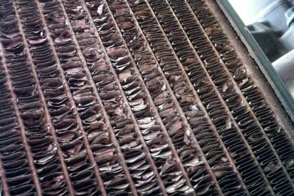 Két nước làm mát bị mòn hay hỏng hóc khiến dầu nhớt động cơ bị nhiễm nước