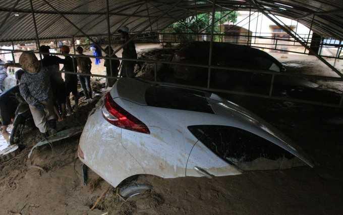 Phải l&agrave;m g&igrave; khi &ocirc; t&ocirc; ngập trong nước lũ-2