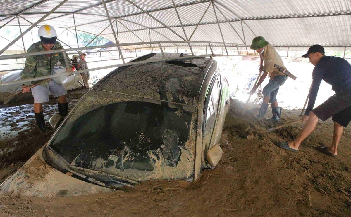 Phải l&agrave;m g&igrave; khi &ocirc; t&ocirc; ngập trong nước lũ-4