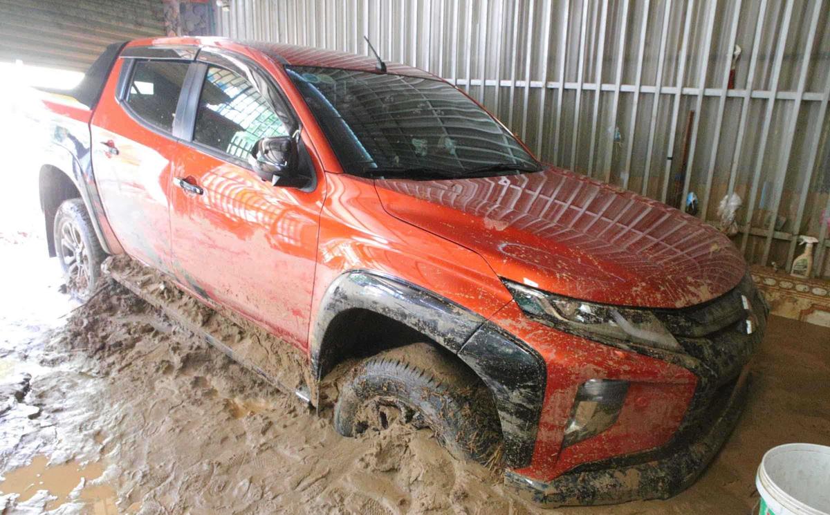 Phải l&agrave;m g&igrave; khi &ocirc; t&ocirc; ngập trong nước lũ-3