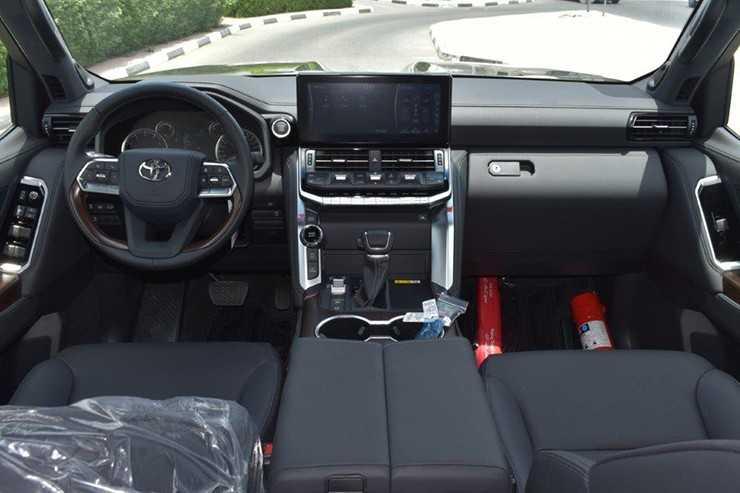 Toyota Land Cruiser LC300 được điều chỉnh giá bán và vẫn 